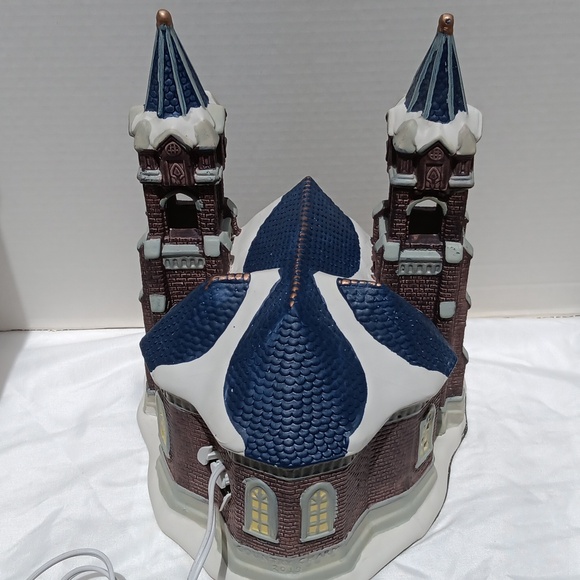 HOLIDAY TIME VILLAGE CATHEDRAL LIGHTED HOUSE - Picture 5 of 12